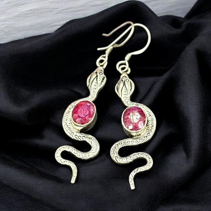 Orecchini con radice di rubino e serpente (argento)