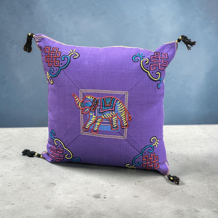 Cuscino con elefante ricamato