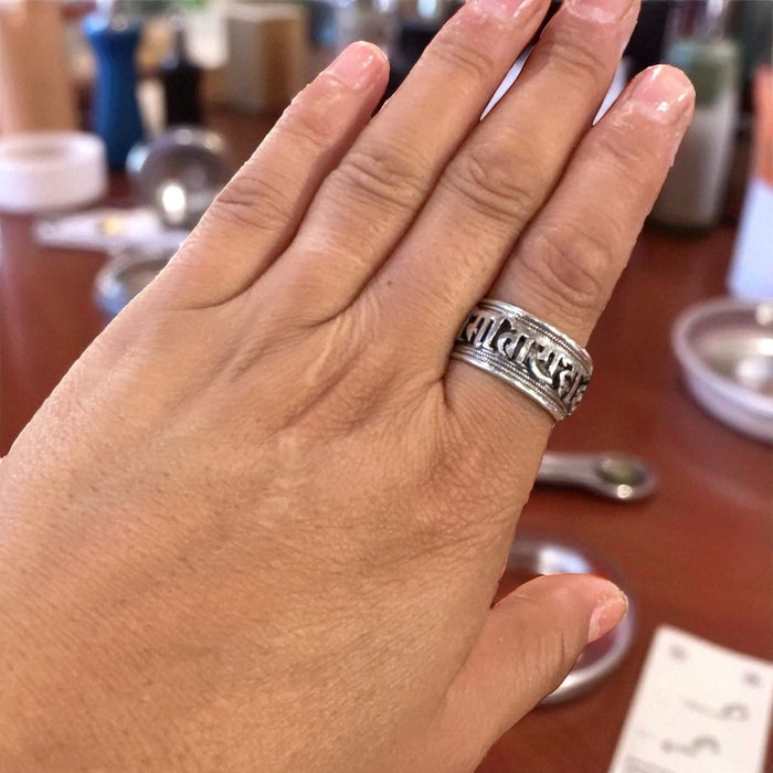 Anello con Om mani pedme hum ( L)