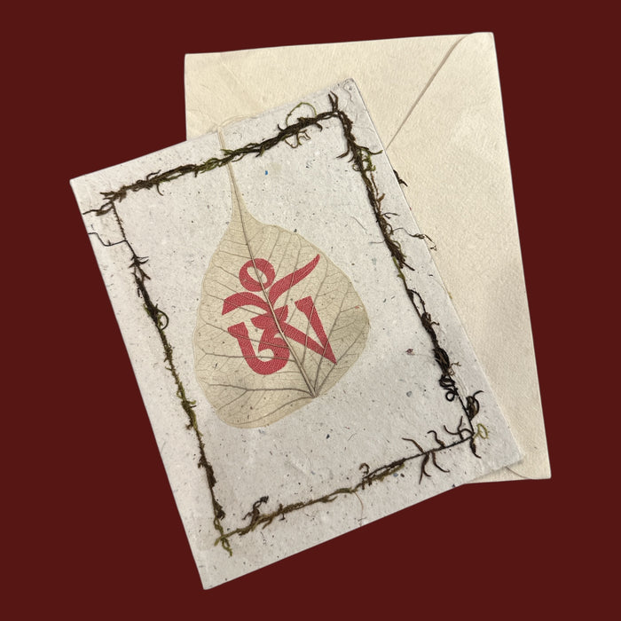 Biglietto da auguri con Om e foglia di bodhi