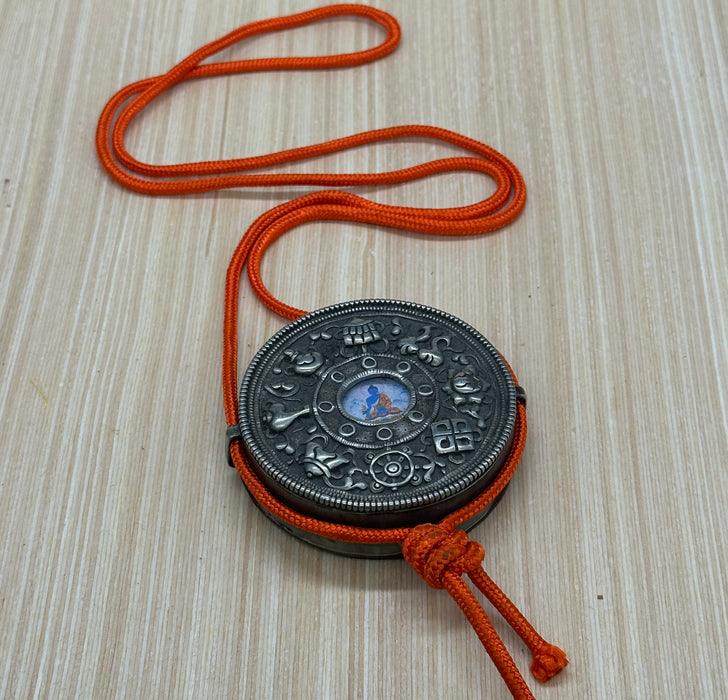 Gau tibetano con Otto Simboli di Buon Auspicio e Buddha della Medicina