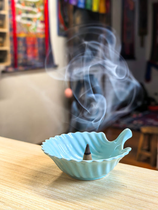 Portaincenso in ceramica per palo santo, salvia bianca e coni