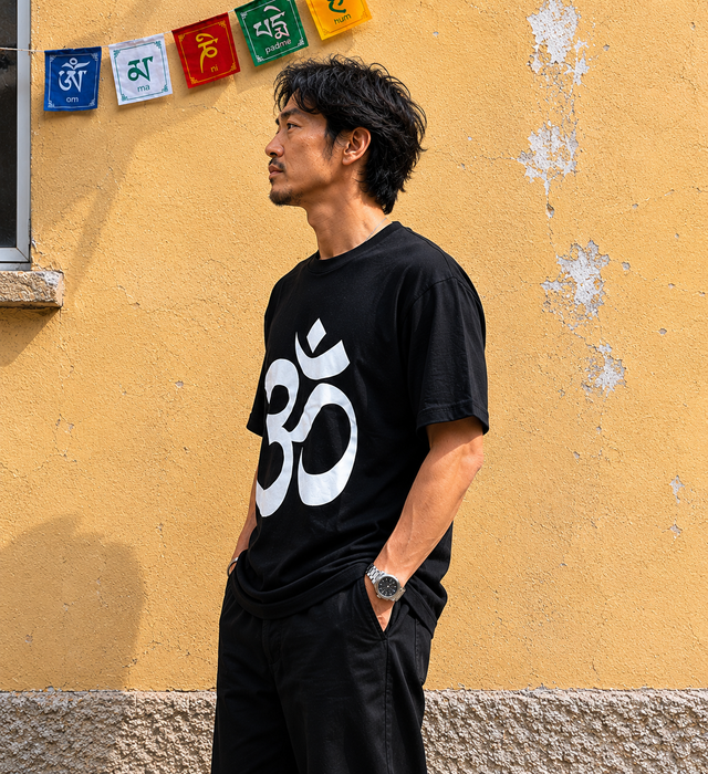 T-shirt Uomo OM – Cotone, Fatta a Mano in Nepal