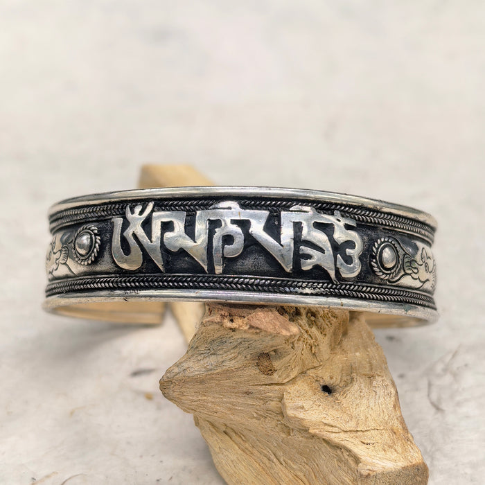 Bracciale di Rame Argentato con Mantra Om Mani Padme Hum