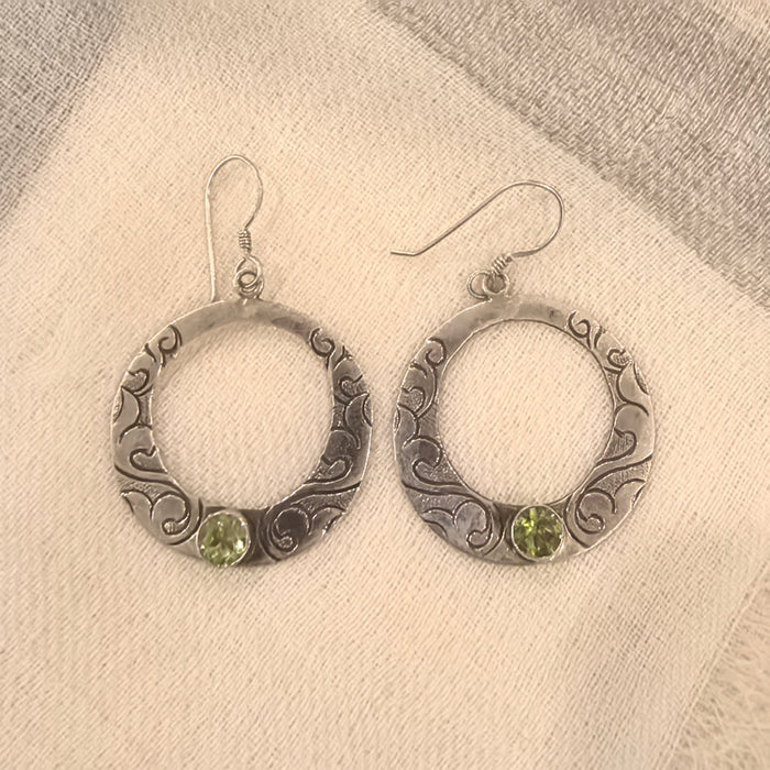 Orecchini a Cerchio con Peridoto –