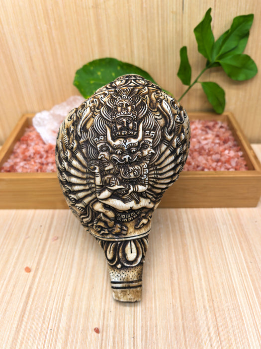 Conchiglia Tibetana Incisa a Mano con Yamantaka – 20 cm