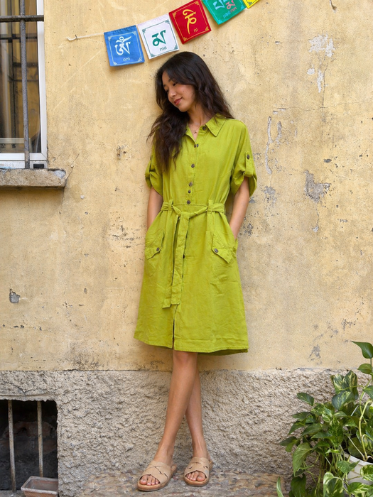 Vestito lungo con cintura in vita e bottoni tasche laterali verde