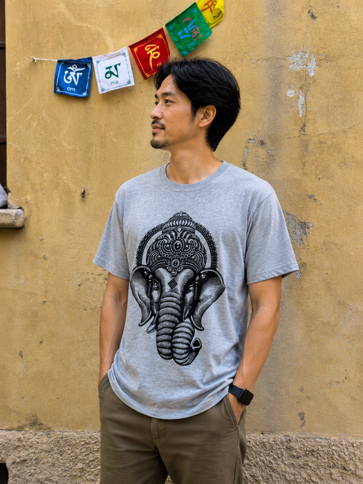 T-shirt Uomo con Stampa Ganesh – Cotone Morbido, Simbolo della Fortuna