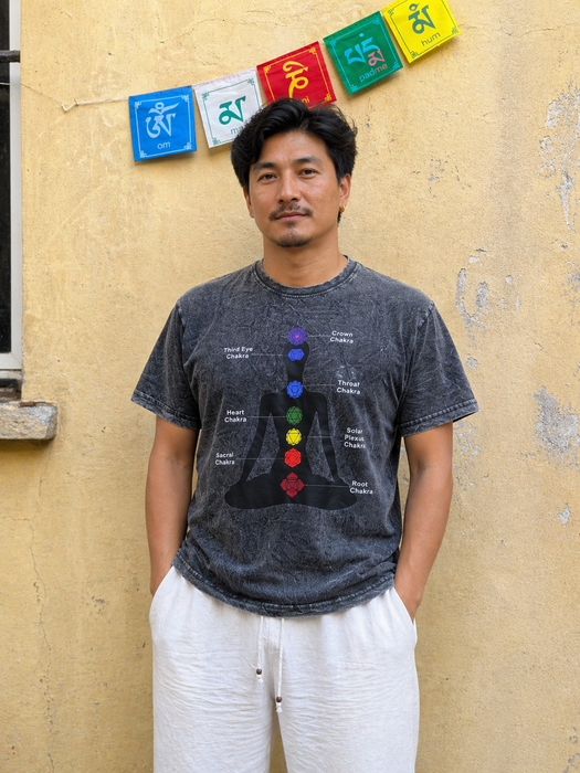 T-shirt stampa 7 chakra in stone wash nero