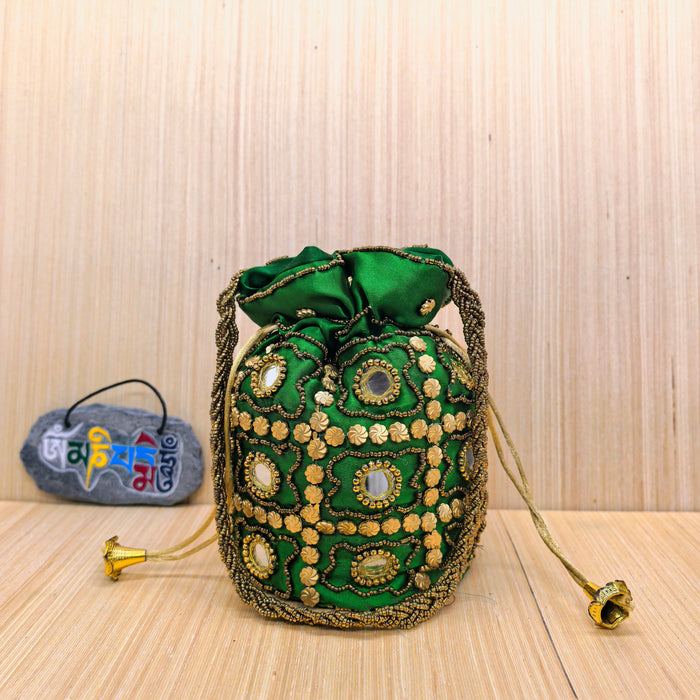 Borsa Potli Indiana verde in Tessuto di Sari con Ricami e Perline Dorate