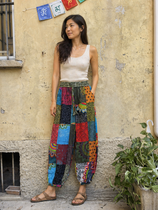 Pantaloni in cotone patchwork multicolore con elastico in vita e alle caviglie.Made in Nepal
