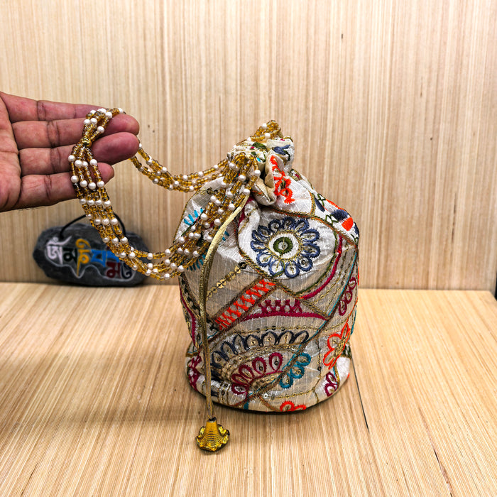 Borsa Potli Indiana bianca in Tessuto di Sari con Ricami e Perline Dorate