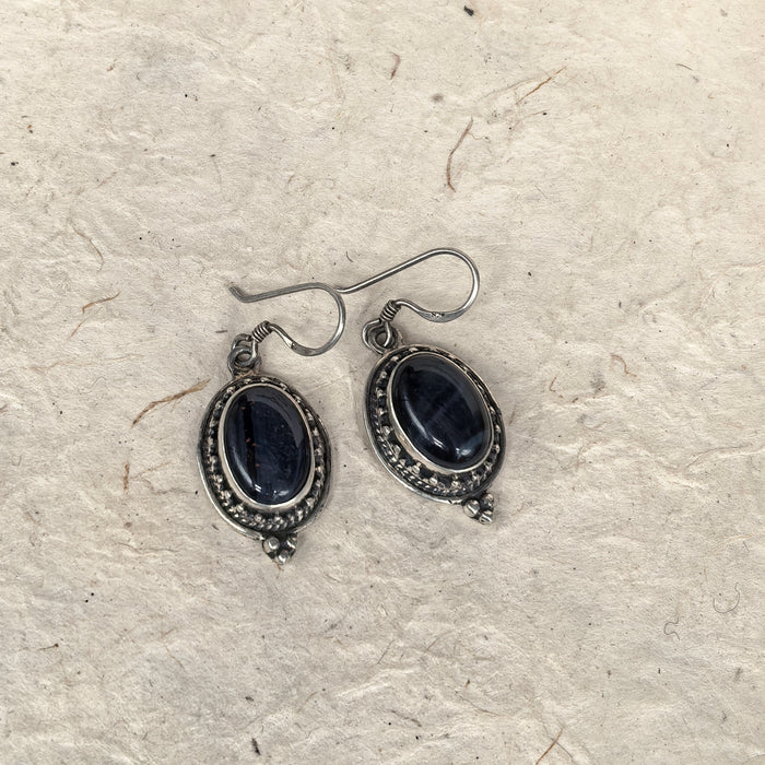 Orecchini in argento con blu occhio di tigre
