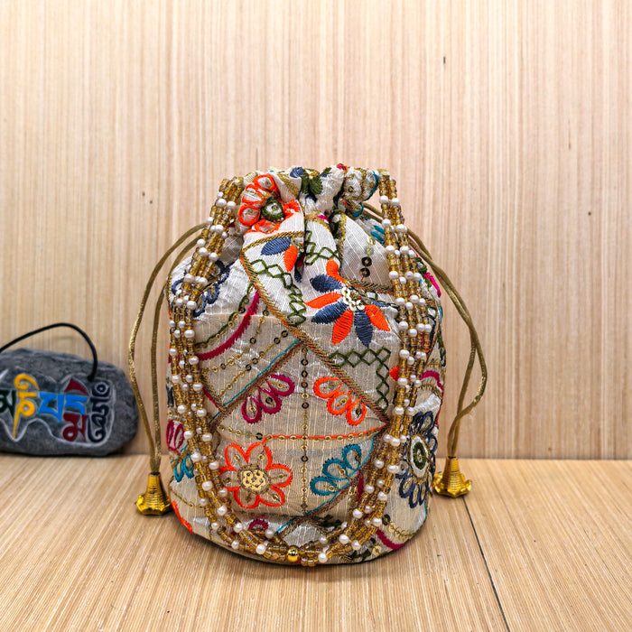 Borsa Potli Indiana bianca in Tessuto di Sari con Ricami e Perline Dorate