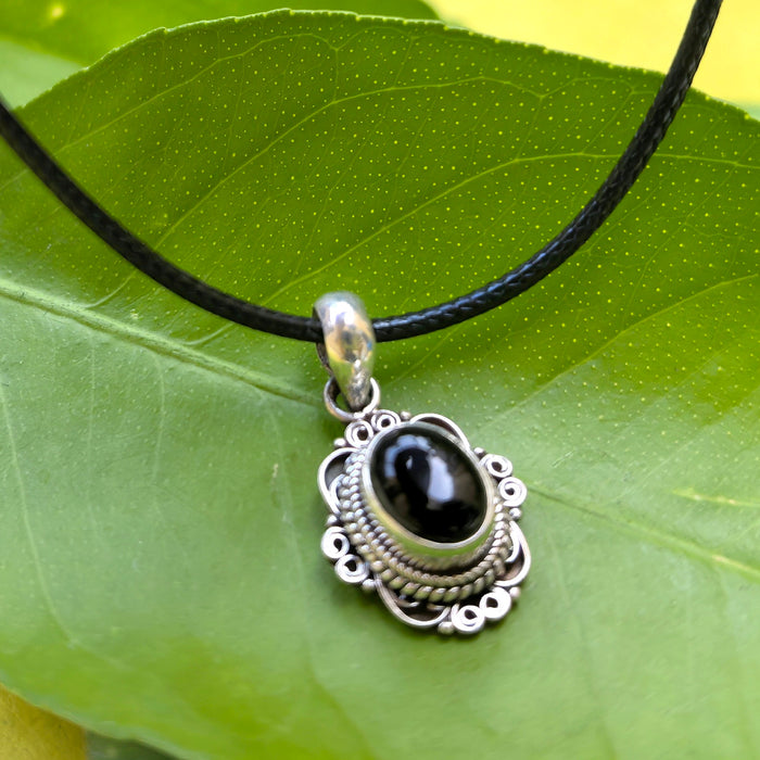 Ciondolo in argento con pietra Tormalina nera