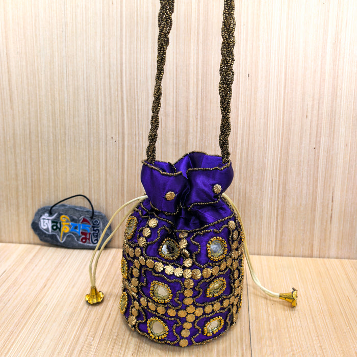 Borsa Potli Indiana viola in Tessuto di Sari con Ricami e Perline Dorate