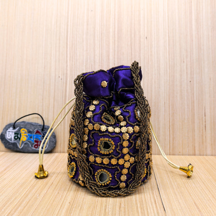 Borsa Potli Indiana viola in Tessuto di Sari con Ricami e Perline Dorate
