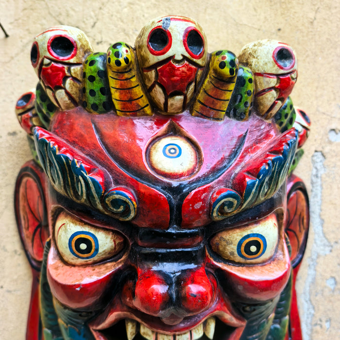 Maschera di Mahākāla in legno rosso