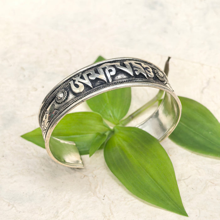 Bracciale di Rame Argentato con Mantra Om Mani Padme Hum