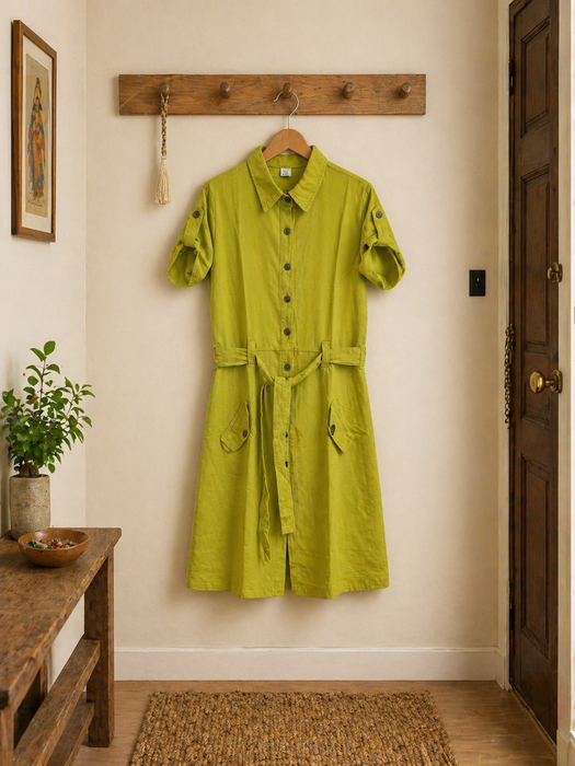 Vestito lungo con cintura in vita e bottoni tasche laterali verde