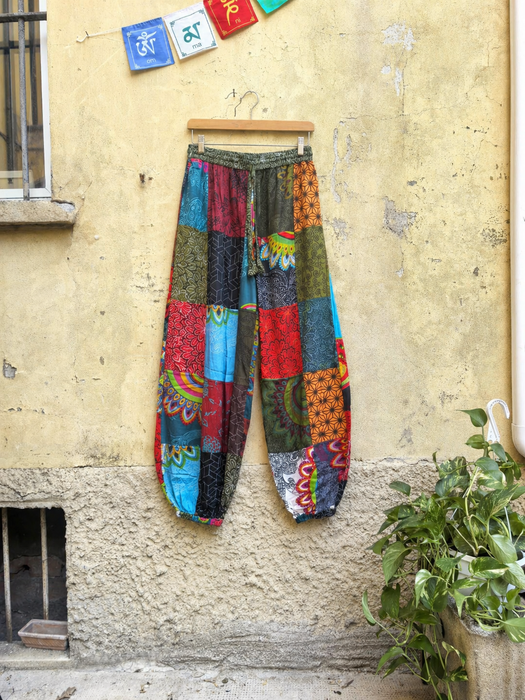 Pantaloni in cotone patchwork multicolore con elastico in vita e alle caviglie.Made in Nepal