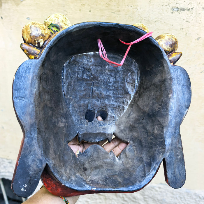 Maschera di Mahākāla in legno rosso