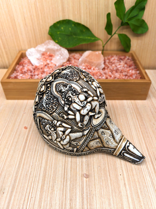 Conchiglia tibetana naturale con cinque Ganesha incisi a mano – 22 cm