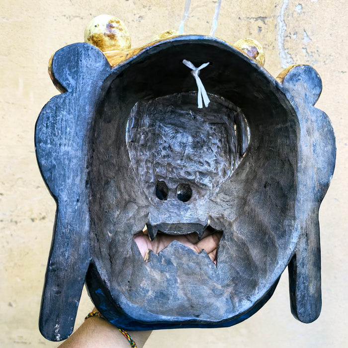 Maschera di Mahākāla blu in legno