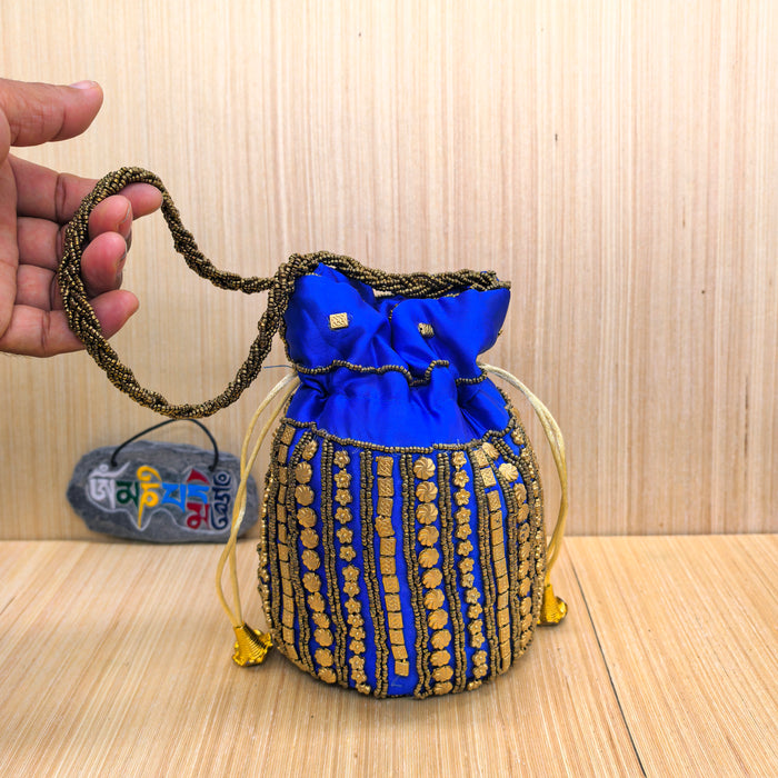Borsa Potli Indiana blu in Tessuto di Sari con Ricami e Perline Dorate