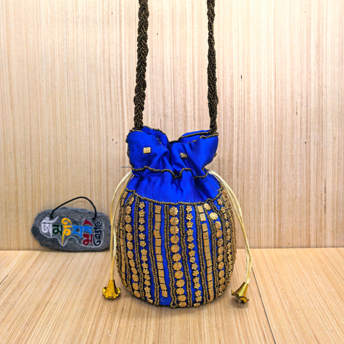 Borsa Potli Indiana blu in Tessuto di Sari con Ricami e Perline Dorate
