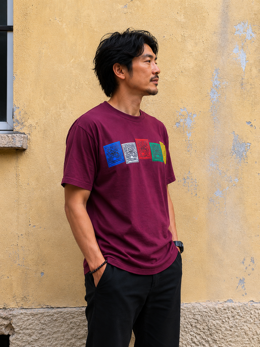 T-shirt Uomo con Bandiere di Preghiera Tibetane | Cotone Fatta a Mano in Nepal