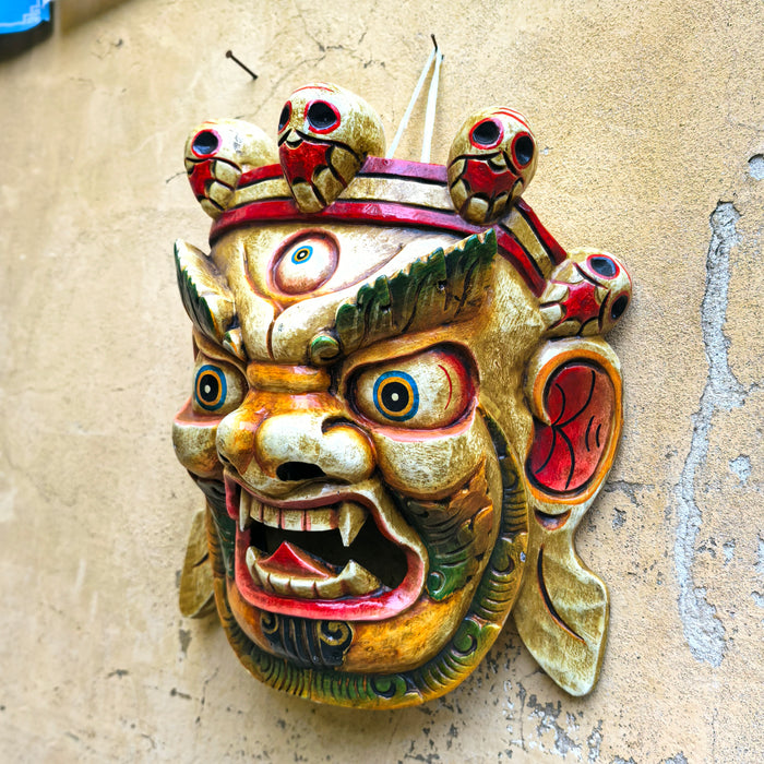 Maschera di Mahākāla in legno bianco