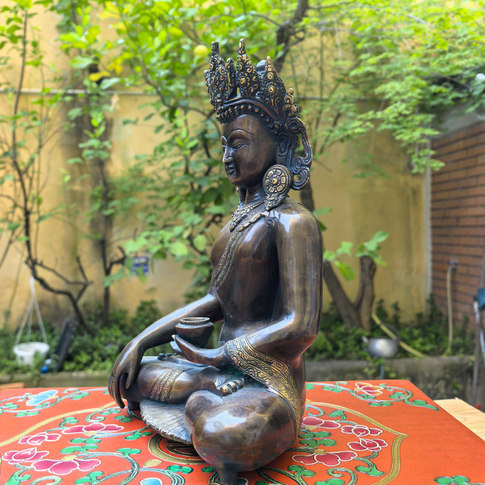 Buddha Shakyamuni incoronato in bronzo
