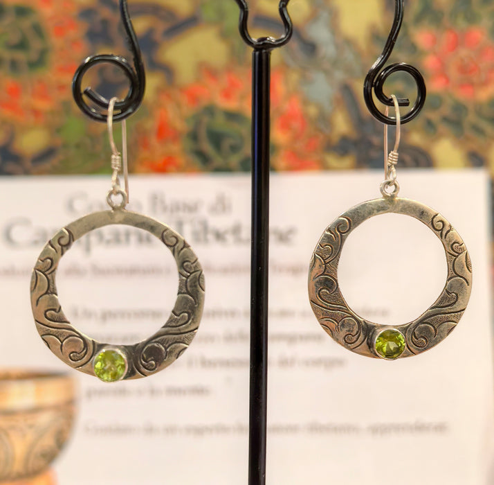 Orecchini a Cerchio con Peridoto –