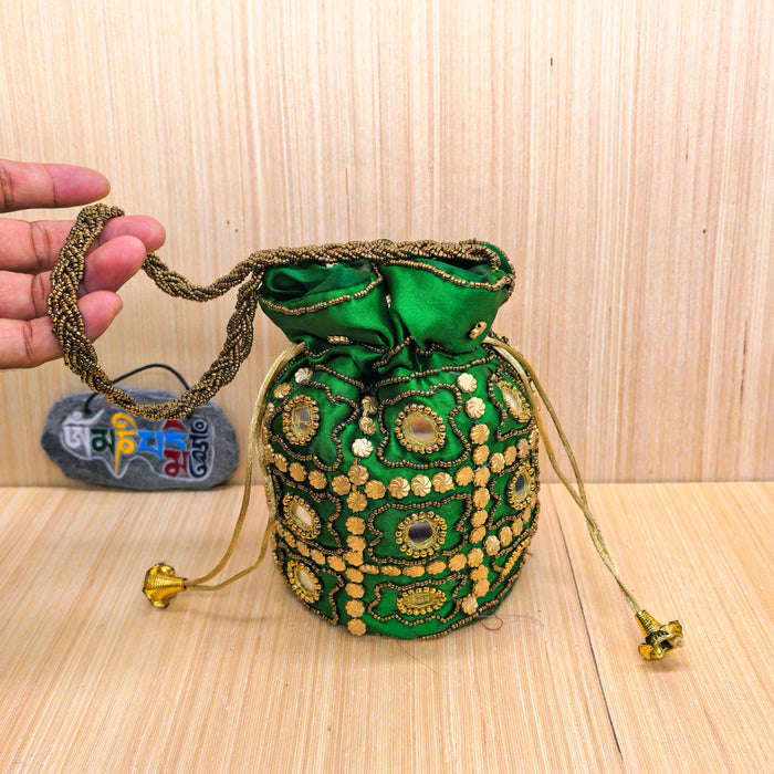 Borsa Potli Indiana verde in Tessuto di Sari con Ricami e Perline Dorate