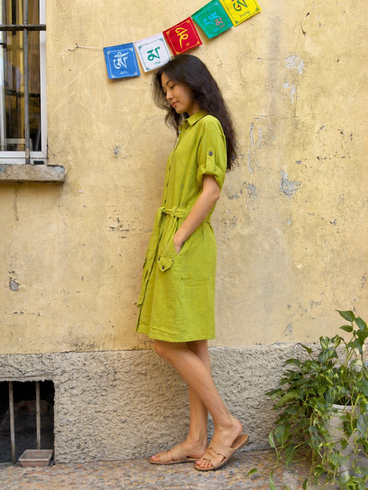 Vestito lungo con cintura in vita e bottoni tasche laterali verde