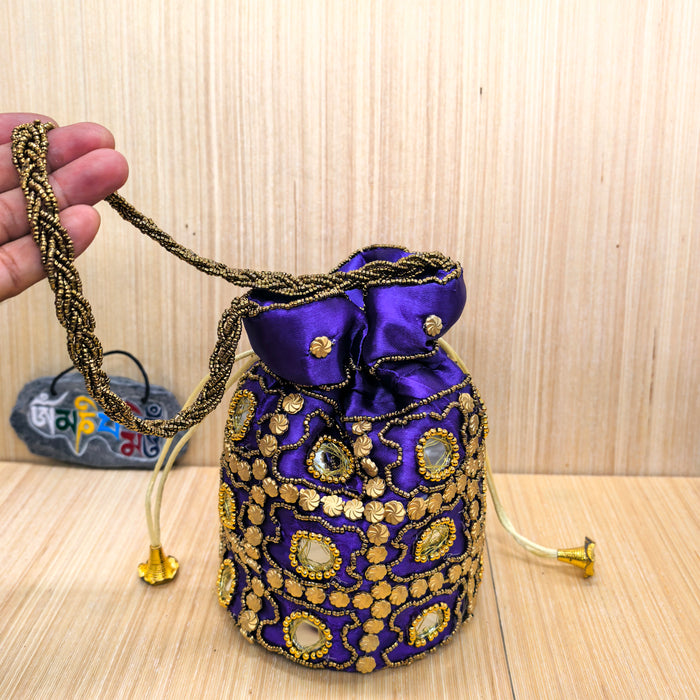 Borsa Potli Indiana viola in Tessuto di Sari con Ricami e Perline Dorate