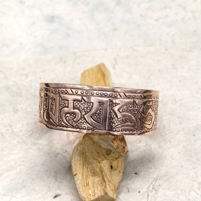 Bracciale di Rame con Mantra Om Mani Padme Hum — Edizione Artigianale