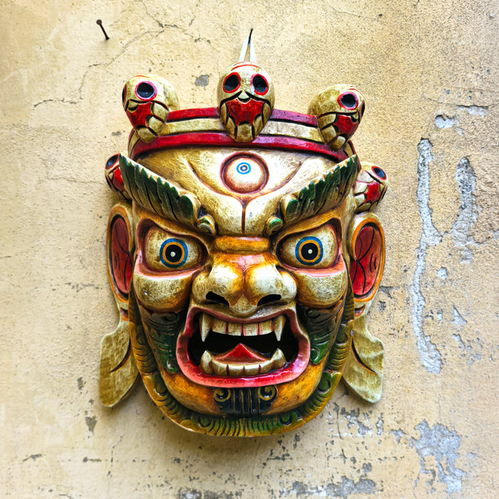 Maschera di Mahākāla in legno bianco