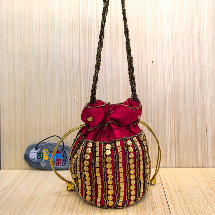 Borsa Potli Indiana bordo in Tessuto di Sari con Ricami Perline Dorate