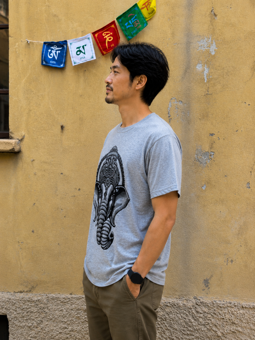 T-shirt Uomo con Stampa Ganesh – Cotone Morbido, Simbolo della Fortuna