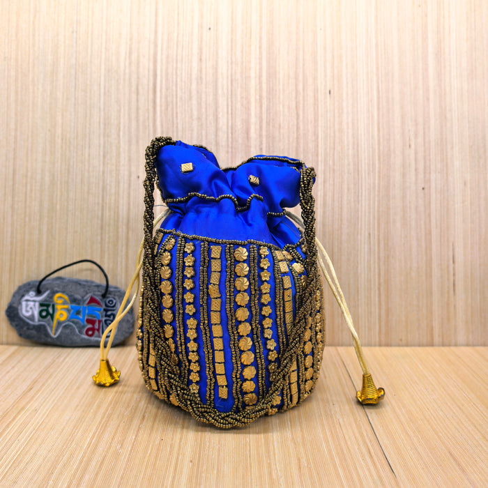 Borsa Potli Indiana blu in Tessuto di Sari con Ricami e Perline Dorate