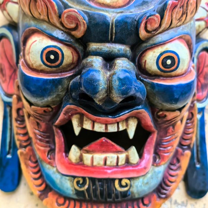 Maschera di Mahākāla blu in legno
