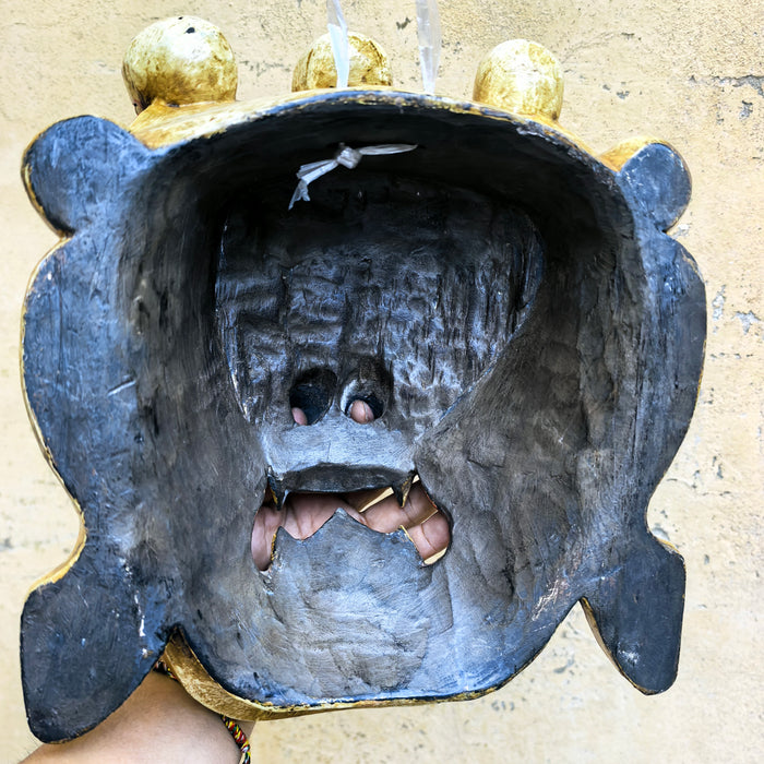 Maschera di Mahākāla in legno bianco