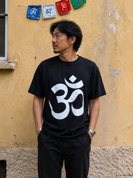 T-shirt Uomo OM – Cotone, Fatta a Mano in Nepal