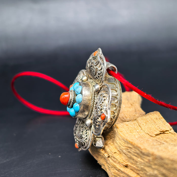 Gau Tibetano in Argento con Turchese e Corallo — Ciondolo Reliquiario Sacro