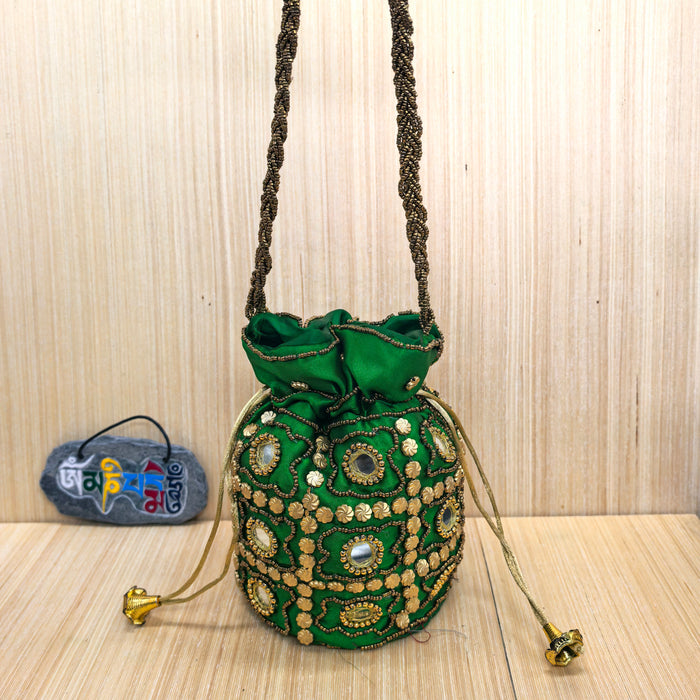 Borsa Potli Indiana verde in Tessuto di Sari con Ricami e Perline Dorate