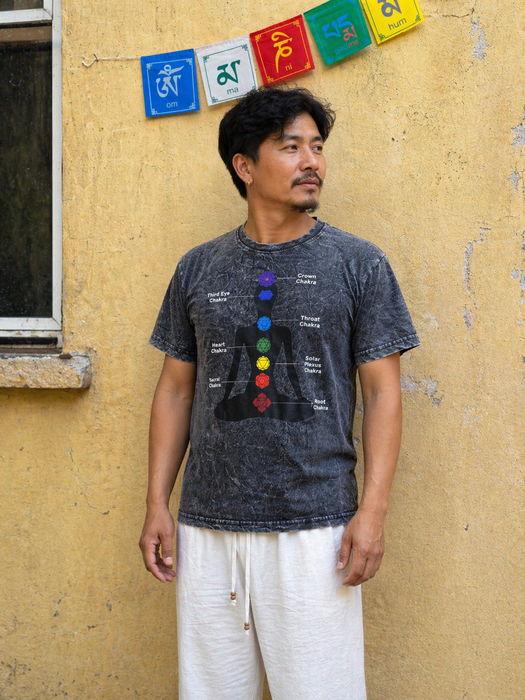 T-shirt stampa 7 chakra in stone wash nero
