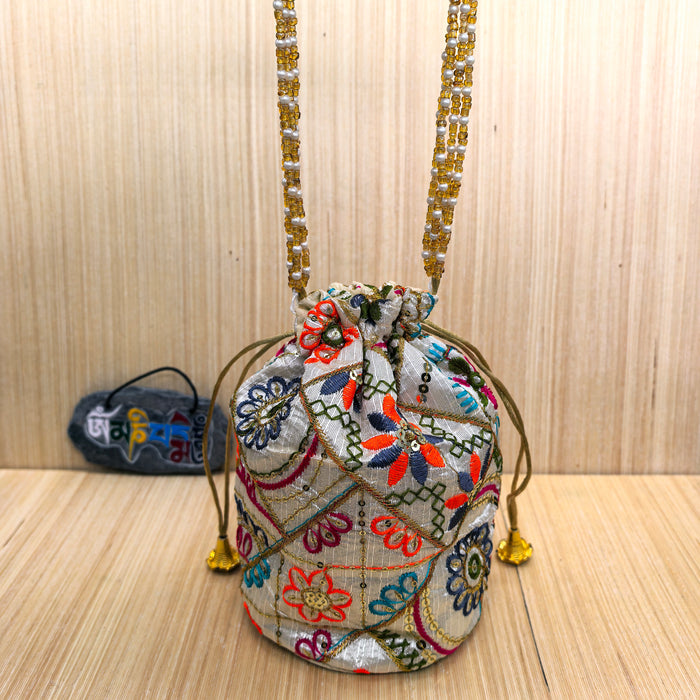 Borsa Potli Indiana bianca in Tessuto di Sari con Ricami e Perline Dorate