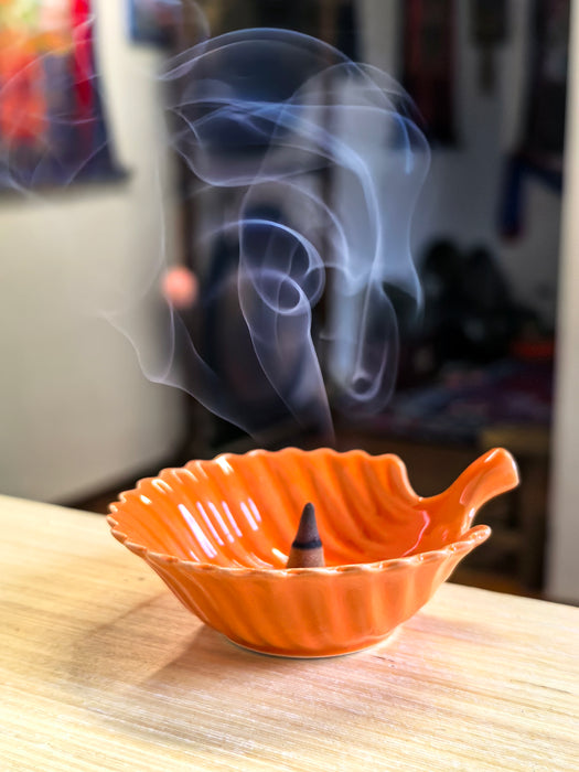 Portaincenso in ceramica per palo Santo,salvia bianca e coni